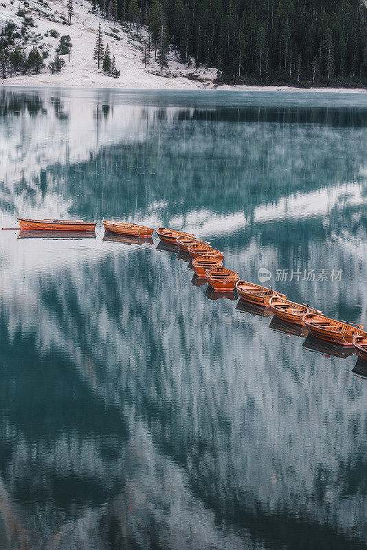 意大利Dolomites的Lago di Braies上的船编队